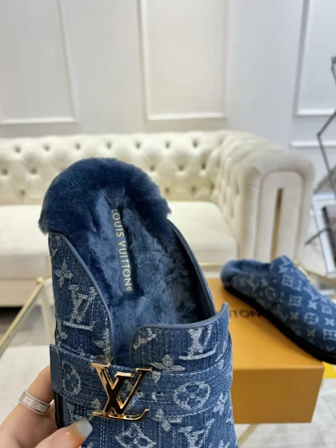 p600✨ LV Couple’s Wool Slippers｜Full of high-end feel, the soles of your feet are luxurious✨ We have achieved the ultimate restoration of the "higher version" of this pair of LV classic toe-toe slippers! 👫💫 🌟 The core advantages are clear at a glance: ✔️ Original jacquard + cowhide fabric, delicate texture, high-end at first glance; ✔️ 280% pure wool lining, wearing barefoot is like stepping on clouds ☁️, soft and skin-friendly and not sweaty; ✔️ Non-slip rubber bottom + three-dimensional toe design, super stable for walking, fashionable and practical!  👀 Must-have attention to detail: Belt buckle + classic LV presbyopic elements, revealing the aura of a big-name brand in a low-key manner ~ Whether it is a couple dating or a trip with besties, both of them are the focus when they go out👟💖 ✨ Easily match the wardrobe: jeans + sweaters, lazy and casual style ✔️ Coat + skirt, refined and elegant ✔️ One pair of shoes can handle a variety of styles, and the sense of luxury is never artificial ~ #LV slippers #couple outfit #High-End Customization #Quality Shoes Recommendation Fabric: Yangjing/classic jacquard fabric Lining: Imported wool lining Sole: Original rubber sole Size: Female 35-41 Male 38-46